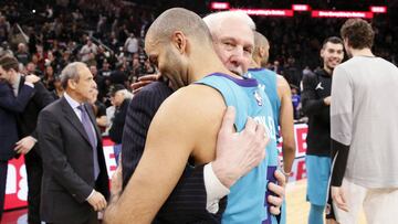 Greeg Popovich y Tony Parker se abrazan tras el partido.