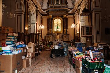 Una iglesia repleta de productos donados en Lloc Nou.