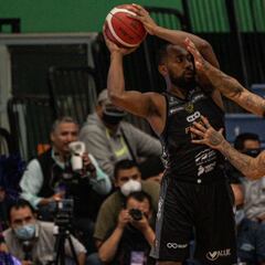 Facundo Piñero y Rodney Green detienen a Ishmael Lane