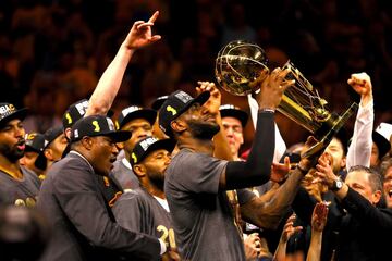 ...pero a los locales les pudo la presi¨®n. Curry no estaba fino, y solo Draymond Green sostuvo al equipo. Un triple de Kyrie Irving en el ¨²ltimo minuto permiti¨® a LeBron saldar su deuda con Ohio y dar a los Cavs el anillo prometido.