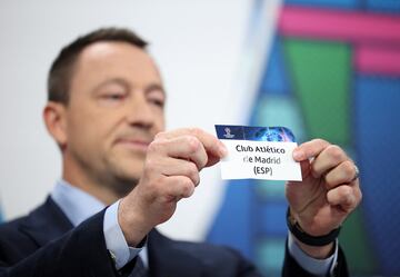 John Terry muestra el papel con el nombre del Atl¨¦tico de Madrid, que se ver¨¢ las caras con el Inter de Mil¨¢n.