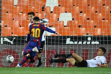 1-1. Leo Messi marca el primer gol. El argentino lanza el penalti, desvia Cillessen y en el rechaze tras el tiro de Pedri, empuja el balón al fondo de la red.