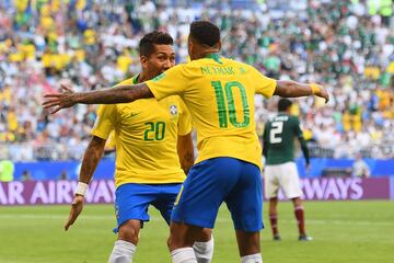 Firmino y Neymar celebran el segundo gol.