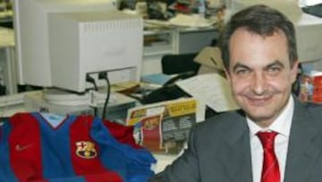 Zapatero posa con una camiseta del Barcelona