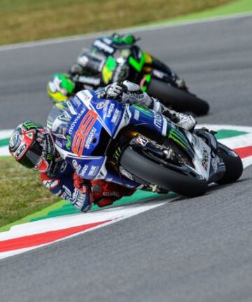 Jorge Lorenzo seguido por Pol Espargaró.