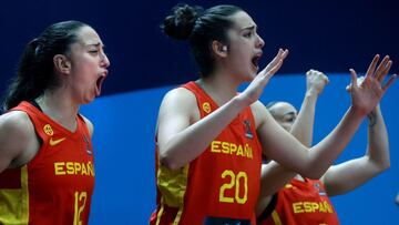 GRAFCVA6459 VALENCIA, 23/06/2021.-Las jugadoras de la selección española, Maite Cazorla (i), Paula Ginzo (c) y Silvia Dominguez (d) durante el partido contra Serbia correspondiente a los cuartos de final del Eurobasket 2021 que se juega en pabellón de la Fuente de San Luis de Valencia.EFE/ Kai Försterling