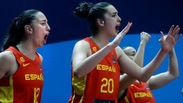 GRAFCVA6459 VALENCIA, 23/06/2021.-Las jugadoras de la selecci&oacute;n espa&ntilde;ola, Maite Cazorla (i), Paula Ginzo (c) y Silvia Dominguez (d) durante el partido contra Serbia correspondiente a los cuartos de final del Eurobasket 2021 que se juega en pabell&oacute;n de la Fuente de San Luis de Valencia.EFE/ Kai F&ouml;rsterling