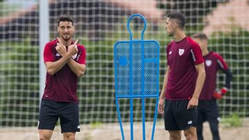 Aduriz, con Sabin Merino, en Lezama.