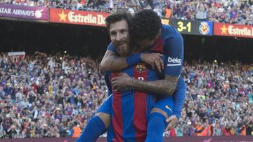 Messi, tras anotar un gol contra el Villarreal es felicitado por Neymar.