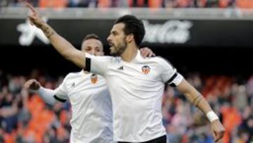 &Aacute;lvaro Negredo celebra el primero de los tres goles que le ha marcado al  Granada en la ida de octavos de final de la Copa del Rey de la eliminatoria entre Valencia y Granada.