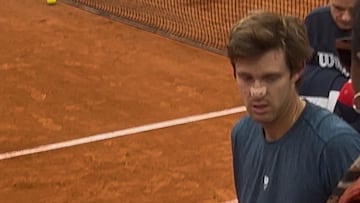 Jarry llega a París en uno de los peores momentos de su carrera, pero esta escena en Roland Garros lo define
