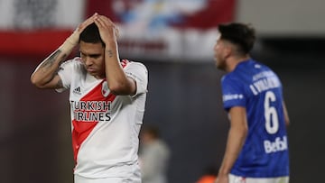 River Plate's Colombian midfielder Juan Fernando Quintero (L) reacts after missing a chance to score against Argentinos Juniors during their Argentine Professional Football League match at Monumental stadium in Buenos Aires, on April 10, 2022. (Photo by ALEJANDRO PAGNI / AFP)