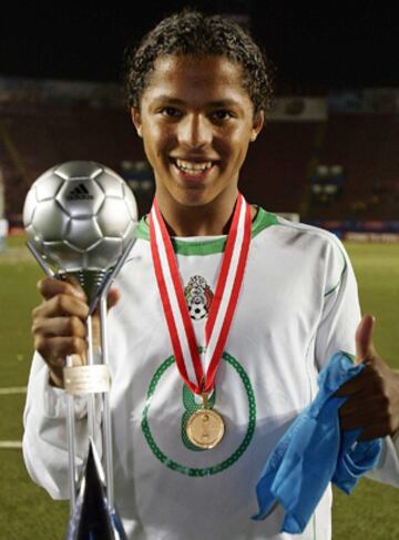 El exitoso andar de México en torneos juveniles inició con Perú 2005. Aquel Tri dirigido por Jesús Ramírez fue liderado en el ataque por Giovani Dos Santos y Carlos Vela. Gio fue galardonado con el Balón de Plata gracias a su habilidad y sus importantes asistencias. Actualmente milita en el LA Galaxy de la MLS.