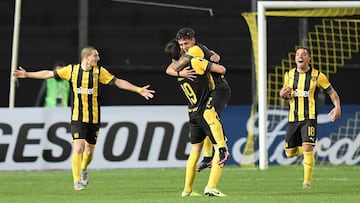 JJPANA4701. MONTEVIDEO (URUGUAY), 29/09/2020.- El jugador Facundo Torres (arriba) de Pe&ntilde;arol celebra un gol hoy, en un partido del grupo C de la Copa Libertadores entre Pe&ntilde;arol y Colo Colo, en el estadio Campe&oacute;n del Siglo en Montevide