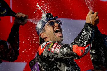 Jorge Martín celebra su título de campeón del mundo.