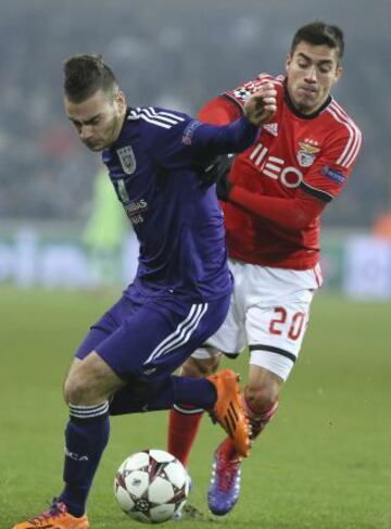 El jugador belga del Anderlecht Massimo Bruno (i) trata de controlar el balón frente al argentino Nicolás Gaitán (d), del Benfica de Lisboa, durante el partido del grupo C de la Liga de Campeones que ambos equipos han disputado en el estadio Constant Vanden Stock en Bruselas.