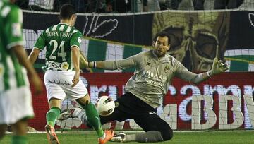 Rubén Castro anota su primer gol a Diego López en el Betis-Villarreal del 7 de abril de 2012.