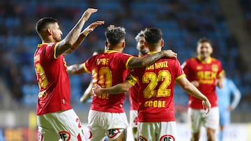 Futbol, Deportes Iquique vs Union Espanola.
Fecha 5, Campeonato Nacional 2025.
El jugador de Union Espanola Ariel Uribe festeja su gol con sus companeros durante el partido de primera division contra Deportes Iquique disputado en el estadio Tierra de Campeones de Iquique, Chile.
16/03/2025
Alex Diaz/Photosport
Soccer, Deportes Iquique vs Union Espanola.
Date 5, National Championship 2025.
Union Espanola player Ariel Uribe celebrates his goal with his teammates during the first division match against Deportes Iquique at the Tierra de Campeones stadium in Iquique, Chile.
16/03/2025
Alex Diaz/Photosport