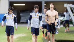 SAN SEBASTIÁN, 15/05/2024.- Los jugadores de la Real Sociedad, Take Kubo (i), Aritz Elustondo (c), y Robin Le Normand (d), durante el entrenamiento celebrado este miércoles en el campo de Zubieta previo al partido que disputarán el jueves contra el Valencia en el Reale Arena de San Sebastián. EFE/Juan Herrero
