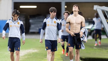SAN SEBASTI?N, 15/05/2024.- Los jugadores de la Real Sociedad, Take Kubo (i), Aritz Elustondo (c), y Robin Le Normand (d), durante el entrenamiento celebrado este mi¨¦rcoles en el campo de Zubieta previo al partido que disputar¨¢n el jueves contra el Valencia en el Reale Arena de San Sebasti¨¢n. EFE/Juan Herrero