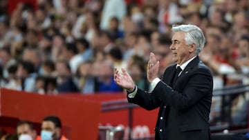 Real Madrid's Italian coach Carlo Ancelotti reacts during the Spanish League football match between Sevilla FC and Real Madrid CF at the Ramon Sanchez Pizjuan stadium in Seville on April 17, 2022. (Photo by CRISTINA QUICLER / AFP)