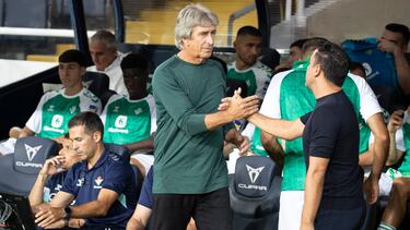 Los técnicos del FC Barcelona, Xavi Hernández y del Betis, el chileno Manuel Pellegrini, se saludan antes del inicio del encuentro.