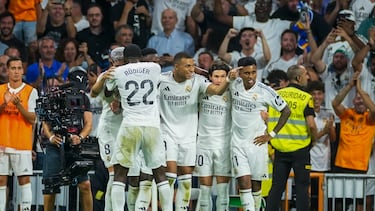 MADRID, 01/09/2024.- El delantero del Real Madrid Kylian Mbappé (c) celebra su gol durante el partido de la cuarta jornada de LaLiga entre el Real Madrid y el Real Betis, este domingo en el estadio Santiago Bernabéu. EFE/Borja Sánchez-Trillo