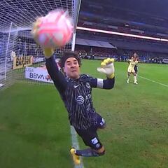 ¿Fue o no gol de Chivas en la atajada de Memo Ochoa?