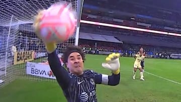 ¿Fue o no gol de Chivas en la atajada de Memo Ochoa?