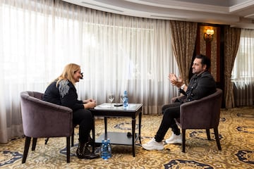 David Bustamante habla con Carmen Colino en una sala del hotel Emperador de Madrid.