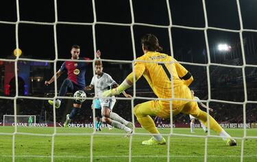 2-2. Pedri cuelga el balón al área para Raphinha,que la deja con la cabeza para la llegada de Ferran Torres, que no perdona y supera a Yann Sommer.