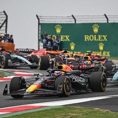 Verstappen gana, Alonso lucha