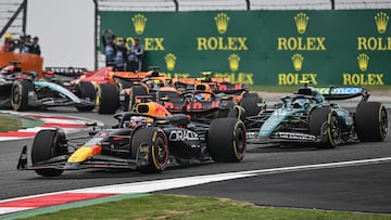 Max Verstappen (Red Bull RB20) y Fernando Alonso (Aston Martin AMR24). Shanghái, China. F1 2024.