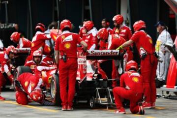 Kimi Raikkonen en boxes durante la clasificación del GP de Australia.