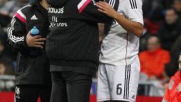 Khedira intentó seguir a pesar del fuerte golpe.