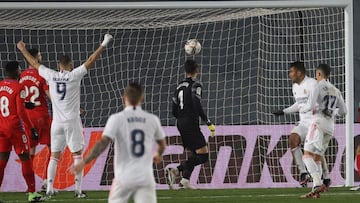 MADRID, 23/12/2020.- El centrocampista brasile&ntilde;o del Real Madrid Carlos Casemiro (2d) tras marcar de cabeza el primer gol de su equipo ante el Granada CF, durante el partido de la jornada 15 en Primera Divisi&oacute;n que Real Madrid y Granada CF d