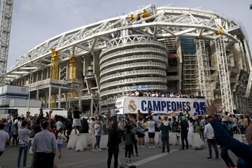 El autobús con los campeones sale del estadio Santiago Bernabéu dirección a Cibeles. 