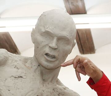 El escultor valenciano Javier Molina se encuentra en pleno proceso de modelado de la escultura conmemorativa de los 10 años del gol de Iniesta en el Mundial de 2010 para la fundación Soliss.