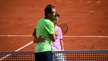 Los tenistas Rafa Nadal y Diego Schwartzman se saludan tras su partido en cuartos de final de Roland Garros 2021.