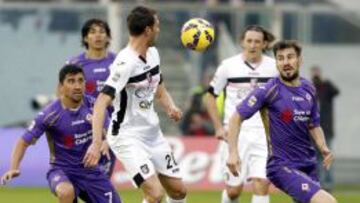 Franco Vazquez y David Pizarro luchan por el balón en el intenso duelo entre Fiorentina y Palermo.