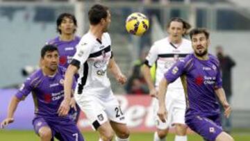 Franco Vazquez y David Pizarro luchan por el bal&oacute;n en el intenso duelo entre Fiorentina y Palermo.