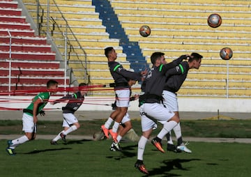 Los jugadores de la selección de fútbol de Bolivia hacen ejercicios de remate de cabeza durante una sesión de entrenamiento antes de su partido contra Brasil. 