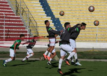 Los jugadores de la selección de fútbol de Bolivia hacen ejercicios de remate de cabeza durante una sesión de entrenamiento antes de su partido contra Brasil. 