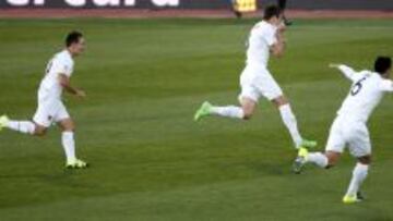 Smedberg celebrando el 2-0 de Bolivia ante Ecuador