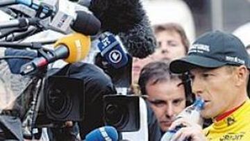 <b>REQUERIDO. </b>Armstrong, rodeado de medios de comunicación.