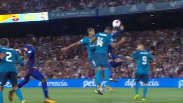 Piqué remató con la mano.