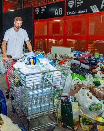 Maximiliano Caufriez porta un carro lleno de comida y de enseres de primera necesidad.