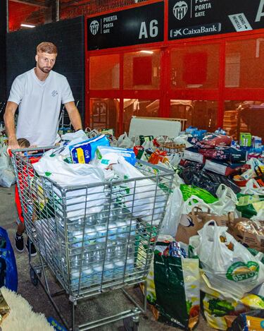 Maximiliano Caufriez porta un carro lleno de comida y de enseres de primera necesidad.