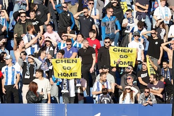 Pancartas contra Chen en la grada del RCDE Stadium.