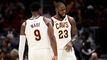 Dwyane Wade bromea con LeBron James durante un partido de los Cavaliers esta pretemporada.